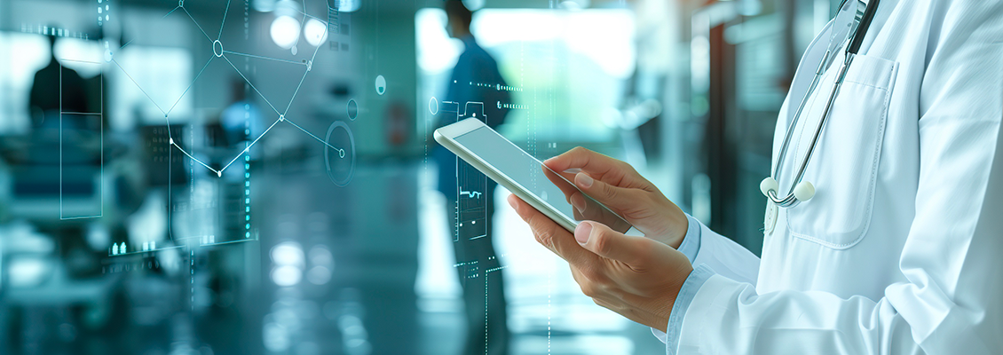 Personne tenant une tablette dans un environnement avec des effets visuels digitaux