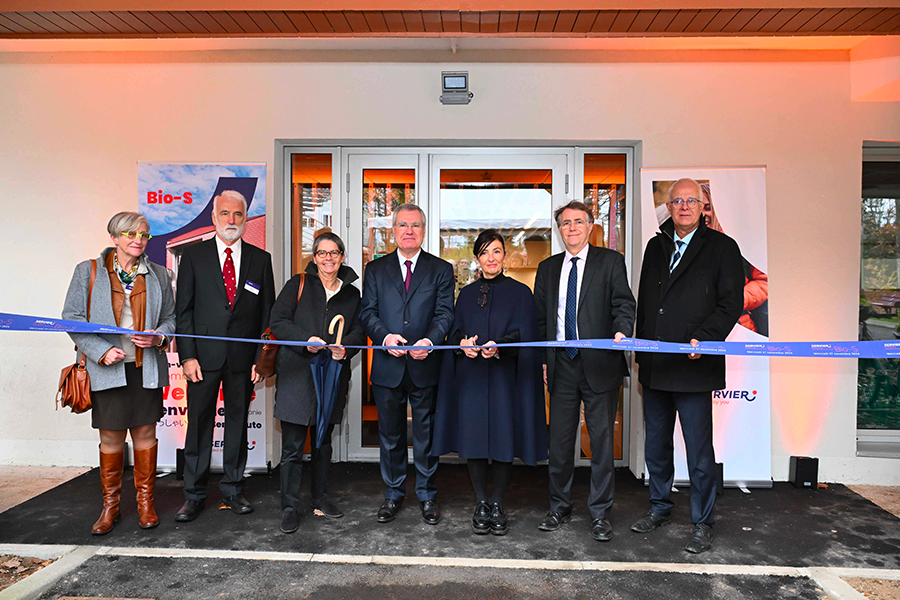 Groupe de personnes célébrant l'inauguration